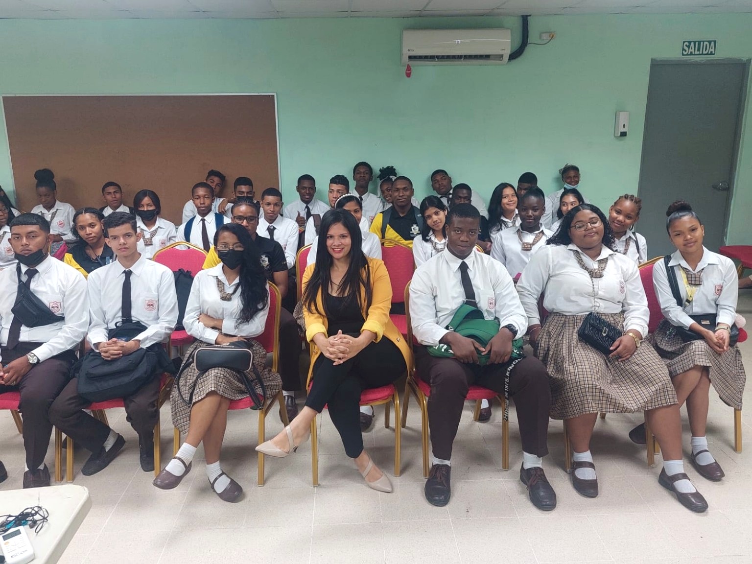 Estudiantes durante conferencia de emprendimiento y superación personal en el Colegio Simón Manuel Urbina